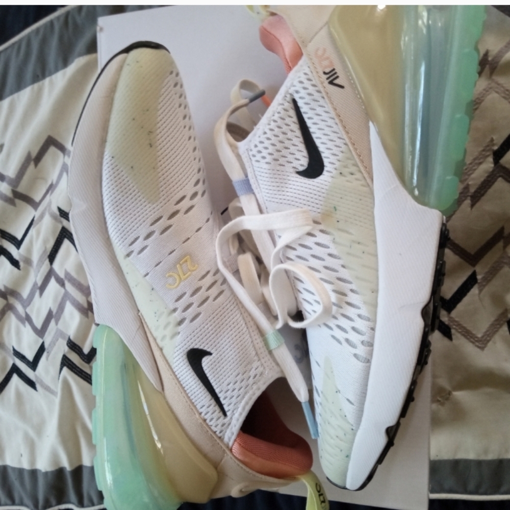 Men's untouched brand new Nike Air Max 270 size, 8.5 Sandrift and white sneakers